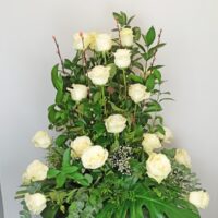 Centro de Rosas Blancas para funeral - Imagen 3