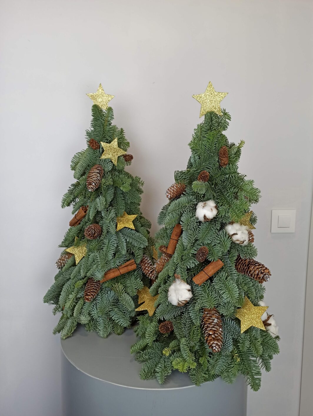 Mini árbol de Navidad decorado