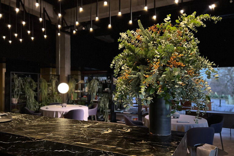 flores-corporativas Un arreglo de flores corporativas para un negocio.