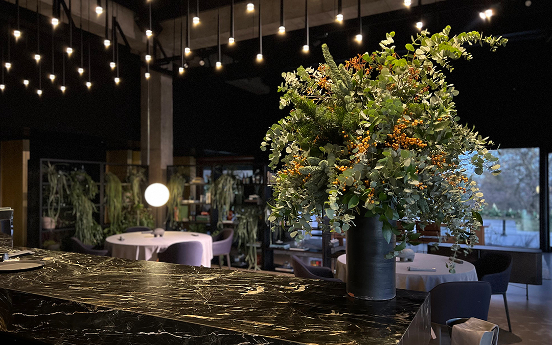 Un arreglo de flores corporativas para un negocio.