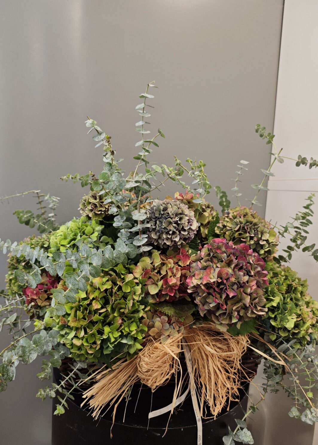 Cesta de hortensias y eucalipto